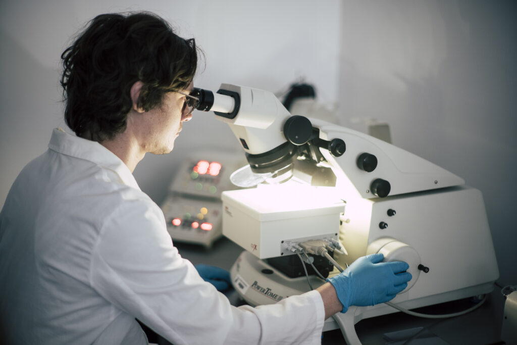 Ultramicrotome for preparing ultrathin cross-sections for analytical purposes. Essential for high-resolution layer and material investigations in nanoanalytics.