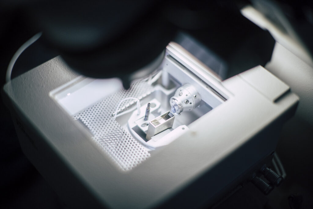 Ultramicrotome for preparing ultrathin cross-sections for analytical purposes. Essential for high-resolution layer and material investigations in nanoanalytics.
