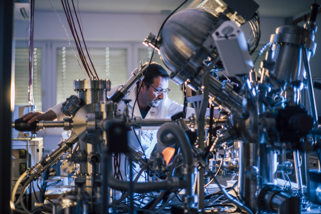 X-ray photoelectron spectroscopy XPS for chemical surface analysis with nanometer-scale depth resolution. Suitable for nanoanalytics, surface modification, and coating investigations.