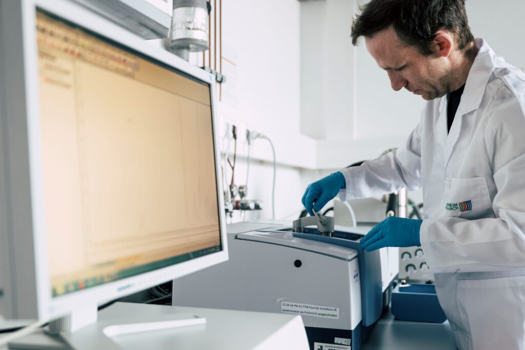 FTIR spectrometer for qualitative and quantitative analysis of chemical bonds in solids and liquids. Ideal for materials analysis and quality control.