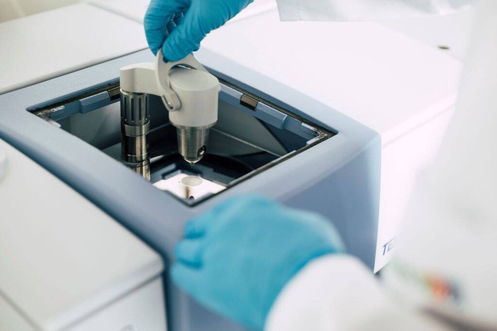 FTIR spectrometer for qualitative and quantitative analysis of chemical bonds in solids and liquids. Ideal for materials analysis and quality control.