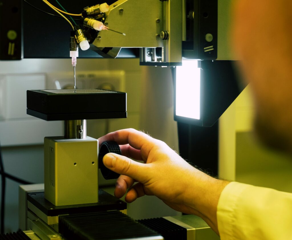 Contact angle measurement device for determining surface energy, hydrophobicity, and wettability of solid samples.