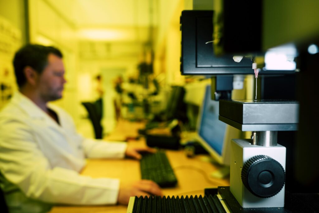 Contact angle measurement device for determining surface energy, hydrophobicity, and wettability of solid samples.