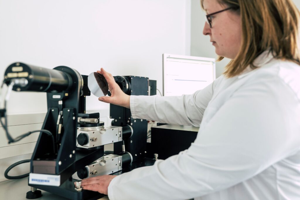 Spectroscopic ellipsometry for determining optical constants and thin-film thicknesses. Used in photonics, semiconductor processing, and materials research.