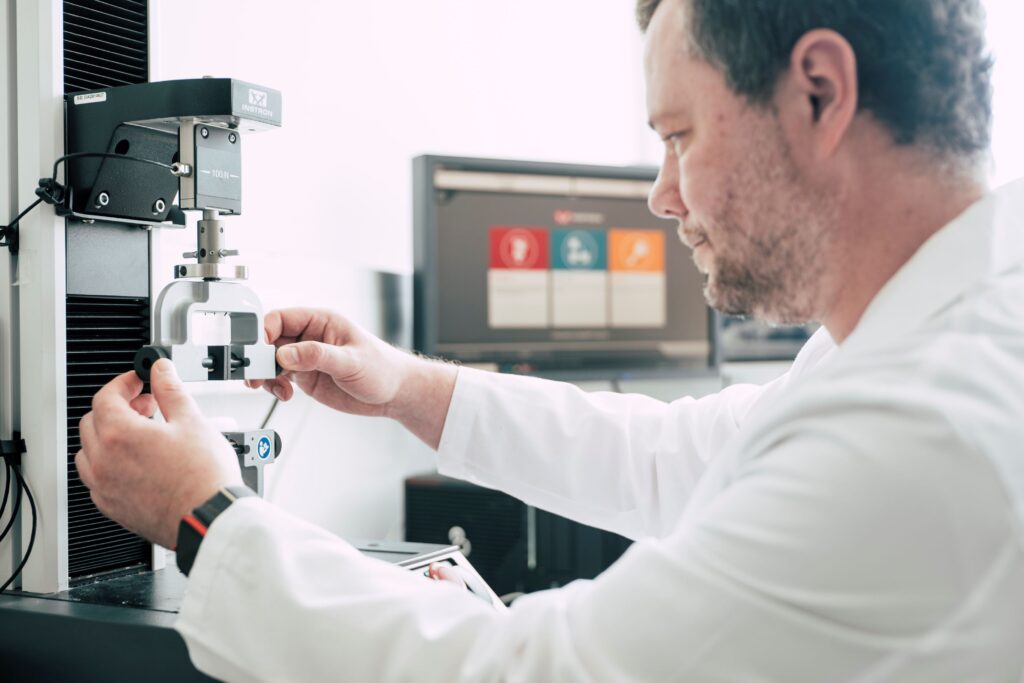 The tensile testing machine enables precise measurement of tensile strength, elongation and modulus of elasticity of a wide range of materials in research, development and quality control.