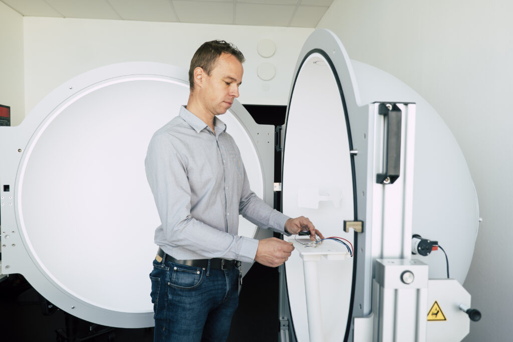 Precise measurement of luminous flux, color coordinates and spectra via integrating sphere - ideal for LED and display characterization.